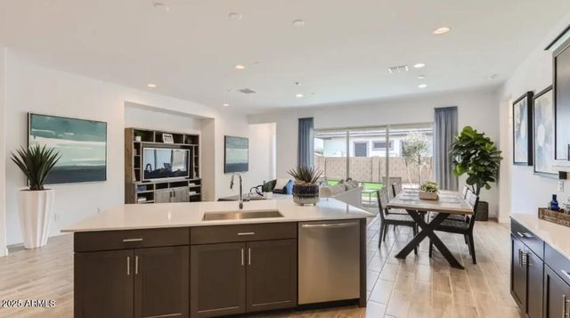 8014 W ROWEL Road, Peoria, AZ 85383