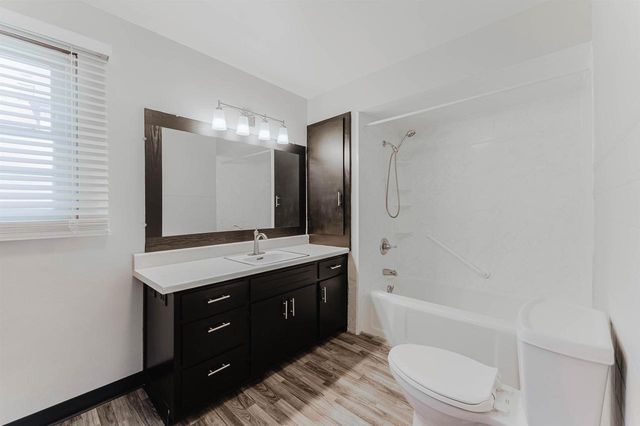 702 W 11TH AVENUE, Oshkosh, WI 54902