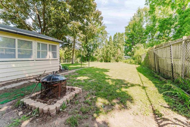 702 W 11TH AVENUE, Oshkosh, WI 54902