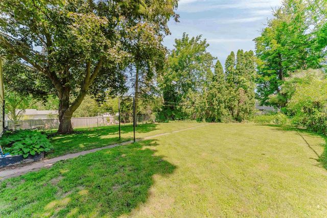 702 W 11TH AVENUE, Oshkosh, WI 54902