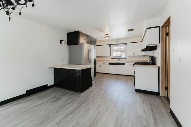 702 W 11TH AVENUE, Oshkosh, WI 54902