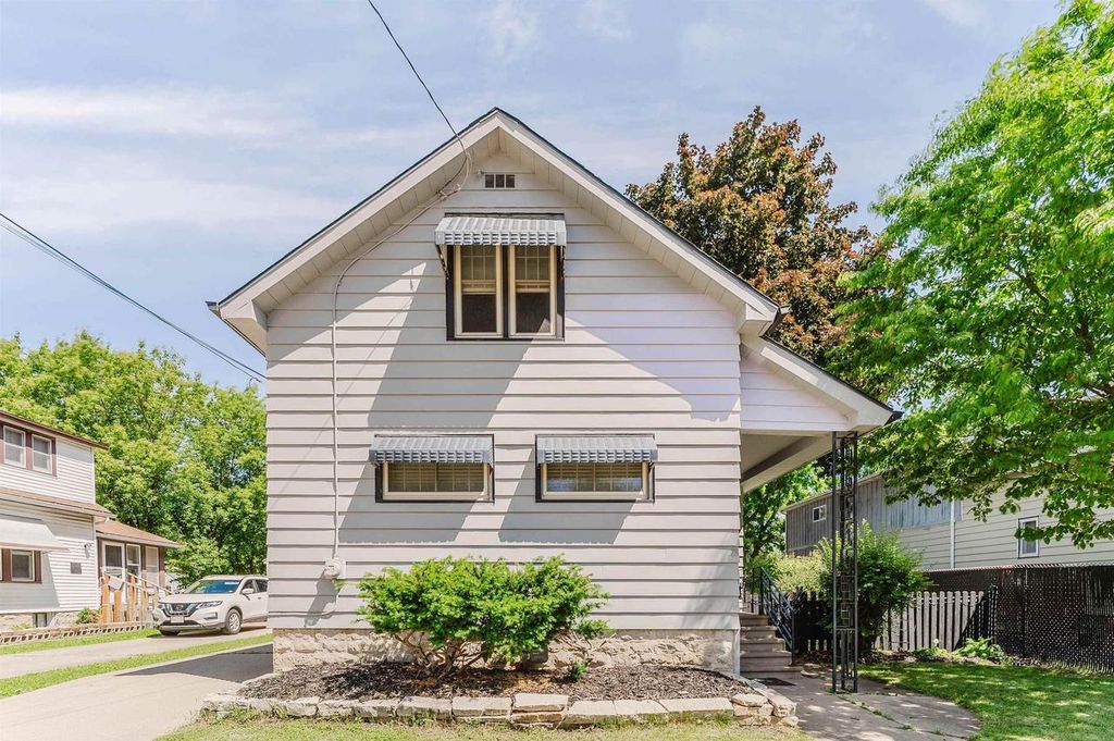 702 W 11TH AVENUE, Oshkosh, WI 54902