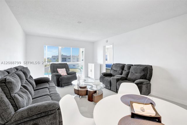 8400 Sunrise Lakes Blvd 312, Sunrise, FL 33322