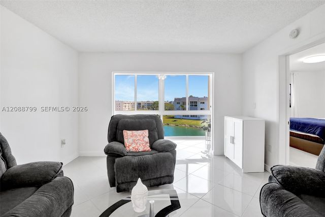 8400 Sunrise Lakes Blvd 312, Sunrise, FL 33322