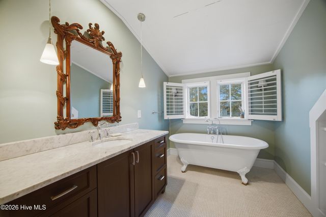 319 E Nash Street, Southport, NC 28461