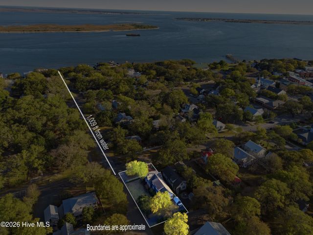 319 E Nash Street, Southport, NC 28461