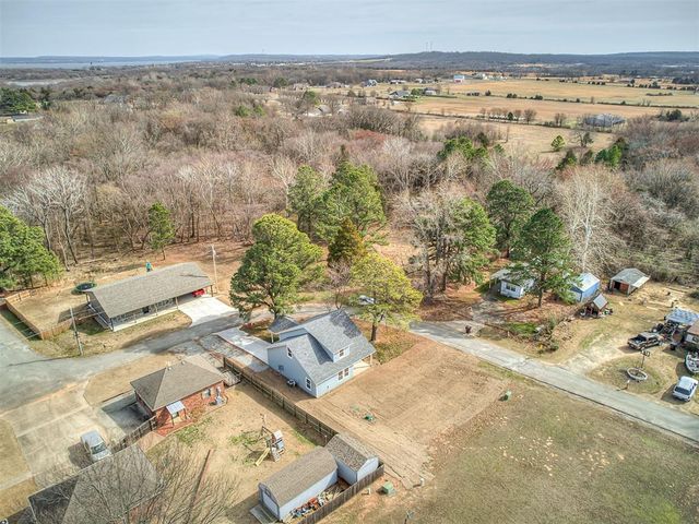 1701 E McGill Circle, Eufaula, OK 74432