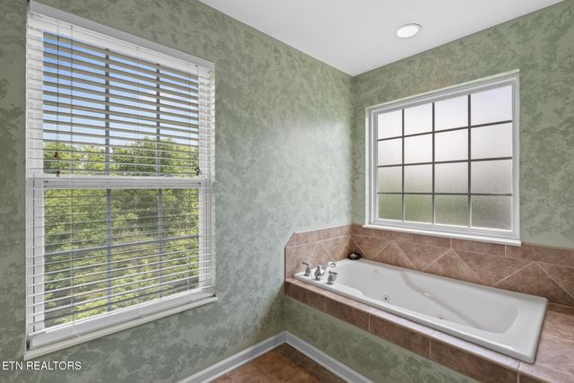 1820 Falling Waters Rd, Knoxville, TN 37922
