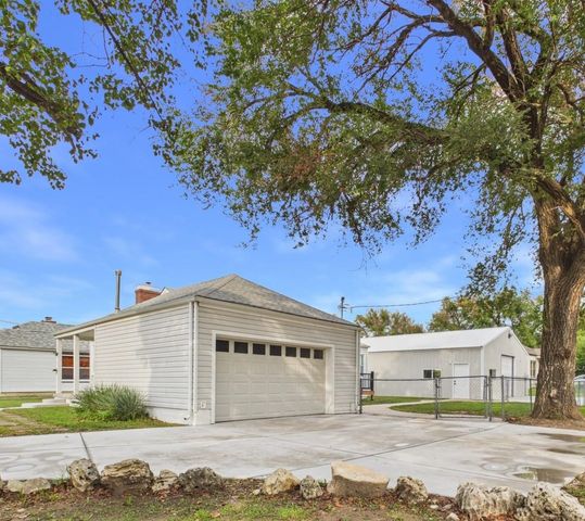 2444 S Hydraulic Ave, Wichita, KS 67216