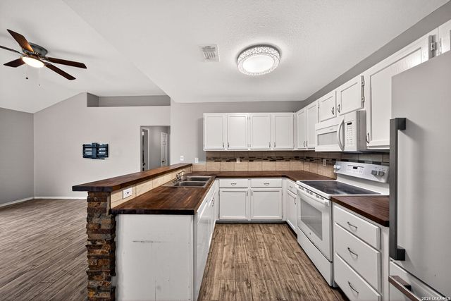 8534 Sir Galahad, San Antonio, TX 78240