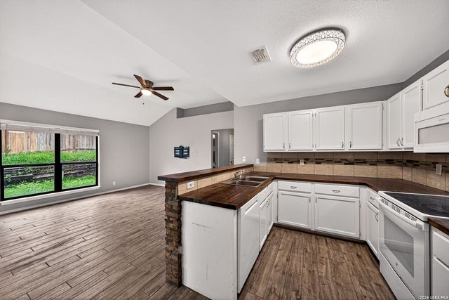 8534 Sir Galahad, San Antonio, TX 78240