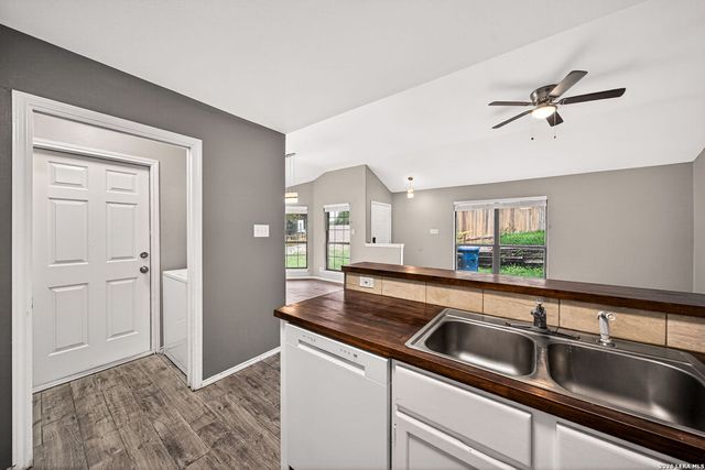 8534 Sir Galahad, San Antonio, TX 78240