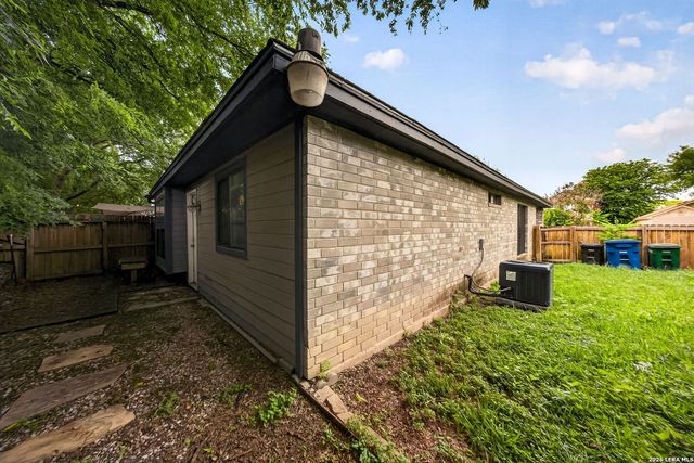 8534 Sir Galahad, San Antonio, TX 78240