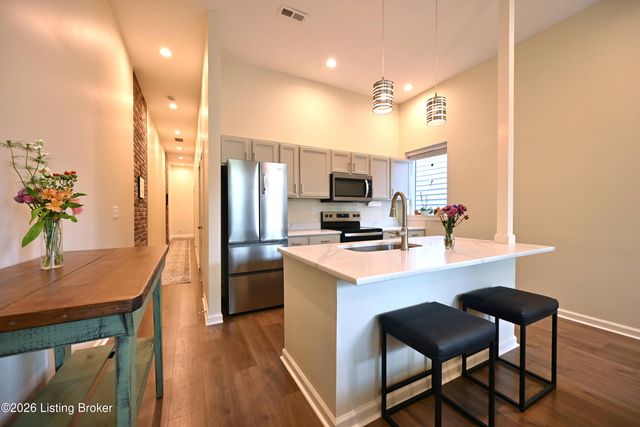 821 E Chestnut St, Louisville, KY 40204