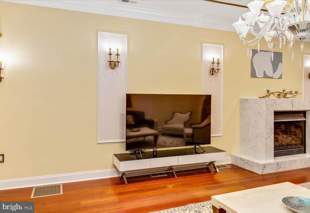 26 S STRAWBERRY ST, Philadelphia, PA 19106