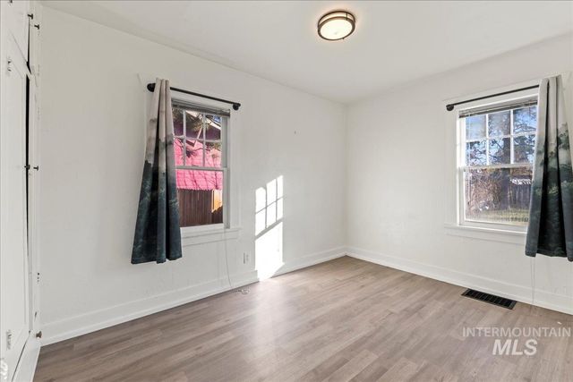 910 7th Avenue S, Nampa, ID 83651