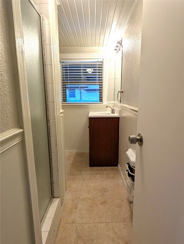 1305 Hillcrest Boulevard, Gainesville, TX 76240