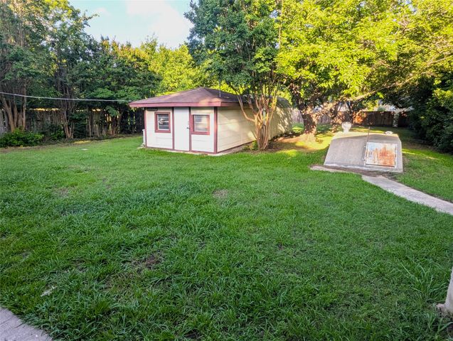 1305 Hillcrest Boulevard, Gainesville, TX 76240