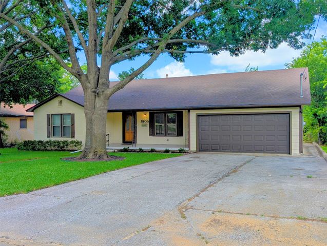 1305 Hillcrest Boulevard, Gainesville, TX 76240