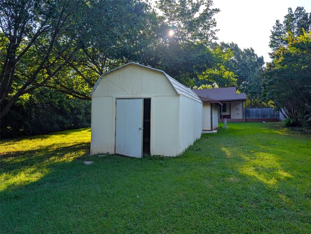1305 Hillcrest Boulevard, Gainesville, TX 76240