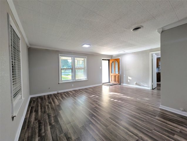 1305 Hillcrest Boulevard, Gainesville, TX 76240