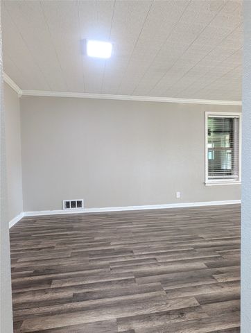 1305 Hillcrest Boulevard, Gainesville, TX 76240