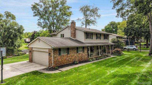 6025 Venice Drive, Commerce Charter Township, MI 48382