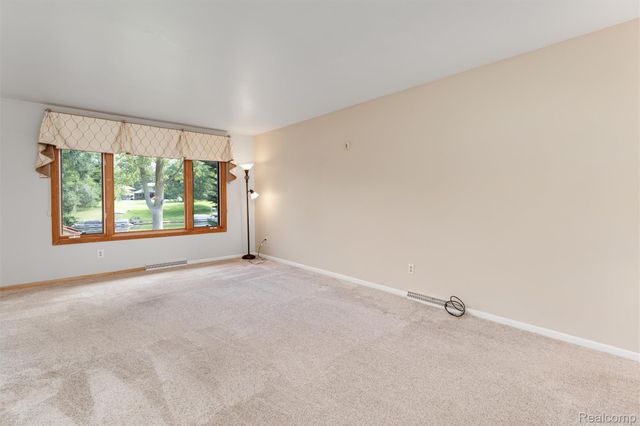 6025 Venice Drive, Commerce Charter Township, MI 48382