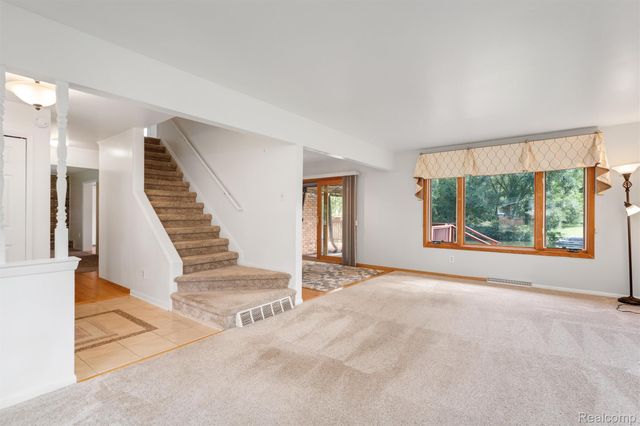 6025 Venice Drive, Commerce Charter Township, MI 48382
