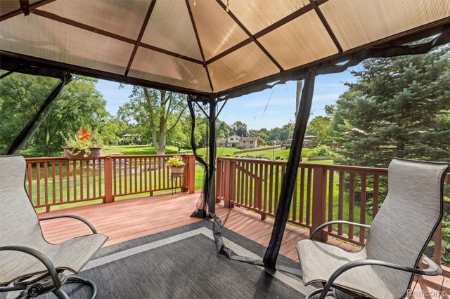 6025 Venice Drive, Commerce Charter Township, MI 48382