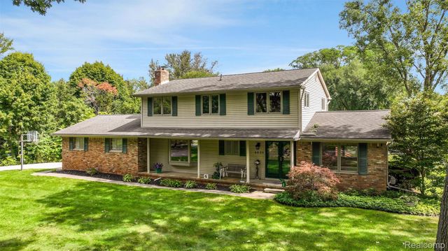 6025 Venice Drive, Commerce Charter Township, MI 48382