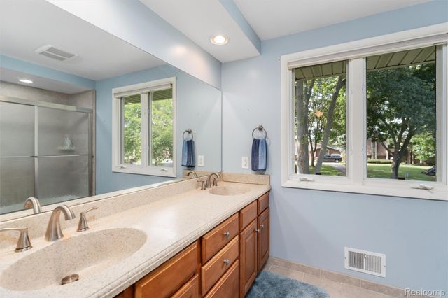 6025 Venice Drive, Commerce Charter Township, MI 48382