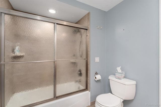 6025 Venice Drive, Commerce Charter Township, MI 48382