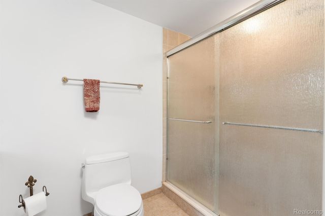 6025 Venice Drive, Commerce Charter Township, MI 48382