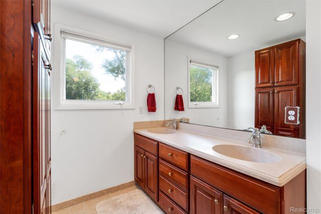 6025 Venice Drive, Commerce Charter Township, MI 48382
