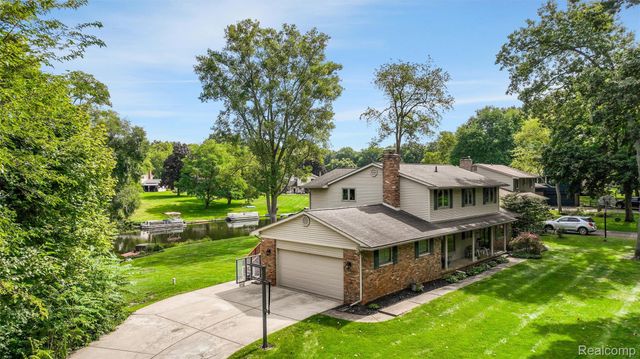 6025 Venice Drive, Commerce Charter Township, MI 48382