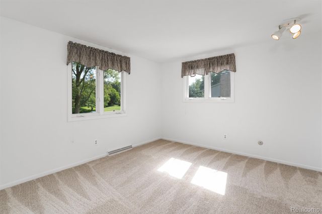 6025 Venice Drive, Commerce Charter Township, MI 48382