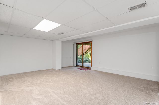 6025 Venice Drive, Commerce Charter Township, MI 48382