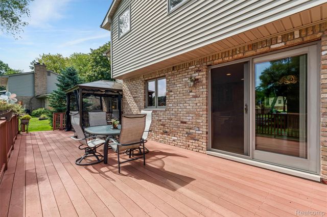 6025 Venice Drive, Commerce Charter Township, MI 48382
