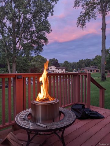 6025 Venice Drive, Commerce Charter Township, MI 48382