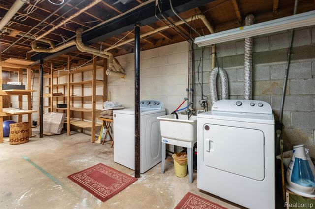 6025 Venice Drive, Commerce Charter Township, MI 48382