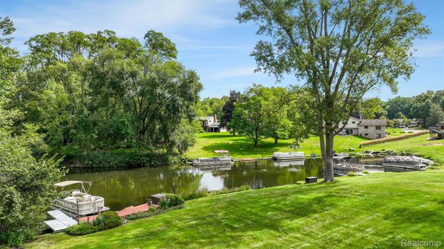 6025 Venice Drive, Commerce Charter Township, MI 48382