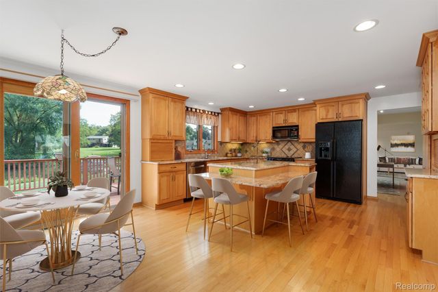 6025 Venice Drive, Commerce Charter Township, MI 48382