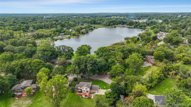 6025 Venice Drive, Commerce Charter Township, MI 48382
