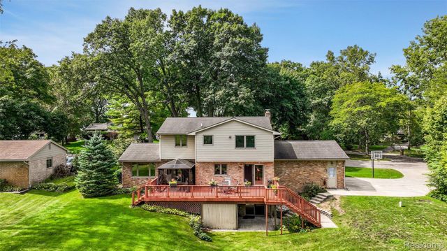 6025 Venice Drive, Commerce Charter Township, MI 48382