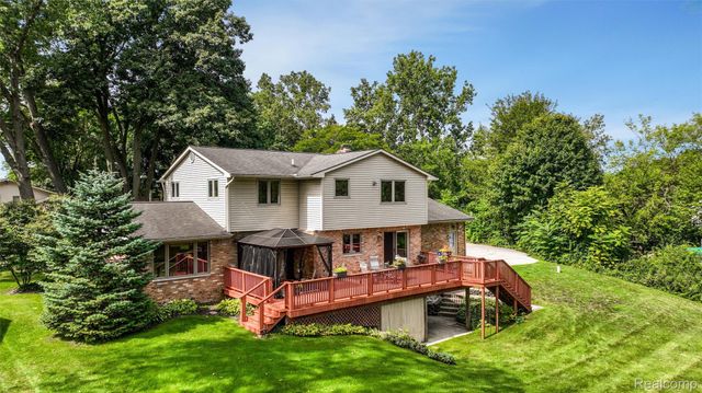 6025 Venice Drive, Commerce Charter Township, MI 48382