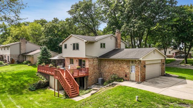 6025 Venice Drive, Commerce Charter Township, MI 48382