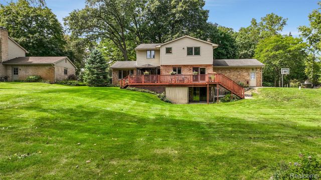6025 Venice Drive, Commerce Charter Township, MI 48382