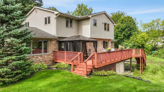 6025 Venice Drive, Commerce Charter Township, MI 48382