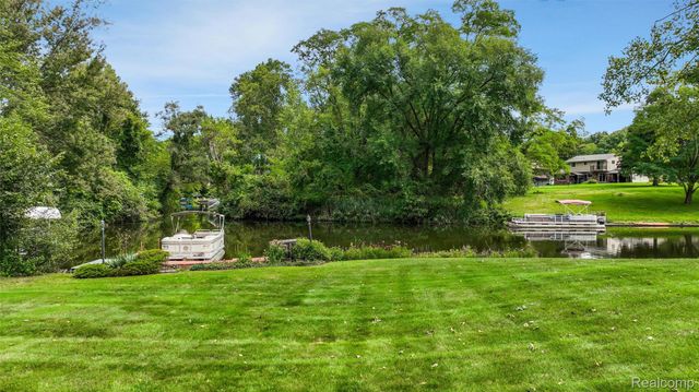 6025 Venice Drive, Commerce Charter Township, MI 48382
